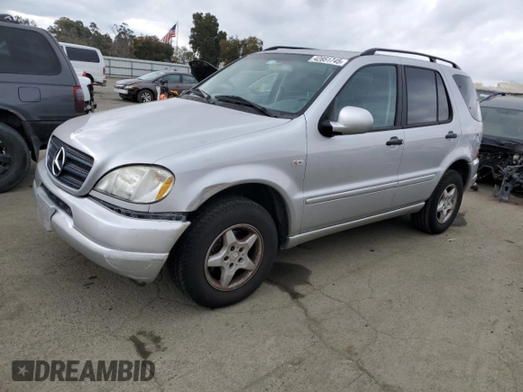 2000 Mercedes-Benz M 320/430/500 z VIN 4JGAB54E8YA191024, wystawiony jako Copart lot #42851745 z przebiegiem 85 059 mil mil oraz Czysty tytuł • Clean title. Historia ofert i sprzedaży dostępna na DreamBid. Obrazek 1.