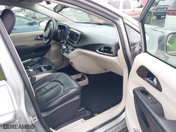 2019 Chrysler Pacifica Touring L with VIN 2C4RC1BGXKR561510, listed as a IAAI auction lot 41516173 with 135,115 mi miles. Bid and sale history available at carsss.com. Image 5.