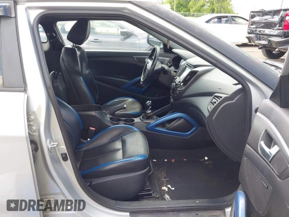 2013 Hyundai Veloster Turbo z VIN KMHTC6AE3DU136005, wystawiony jako IAAI lot #42243308 z przebiegiem 118 257 mil mil oraz . Historia ofert i sprzedaży dostępna na DreamBid. Obrazek 5.