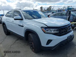 2023 Volkswagen Atlas SE z VIN 1V2KE2CA4PC206052, wystawiony jako IAAI lot #41577271 z przebiegiem 22 575 mil mil oraz . Historia ofert i sprzedaży dostępna na DreamBid. Obrazek 1.