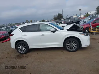 2025 Mazda CX-5 S Premium Plus z VIN JM3KFBEM2S0637206, wystawiony jako IAAI lot #42079234 z przebiegiem 2324 mil mil oraz . Historia ofert i sprzedaży dostępna na DreamBid. Obrazek 14.