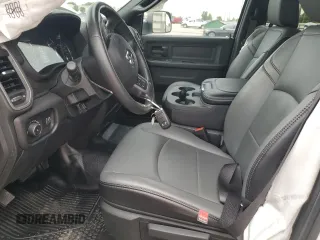2022 Ram 2500 Tradesman z VIN 3C6UR5CJ2NG441695, wystawiony jako Copart lot #55985655 z przebiegiem 2 632 mil mil oraz Szkoda całkowita • Salvage title. Historia ofert i sprzedaży dostępna na DreamBid. Obrazek 7.