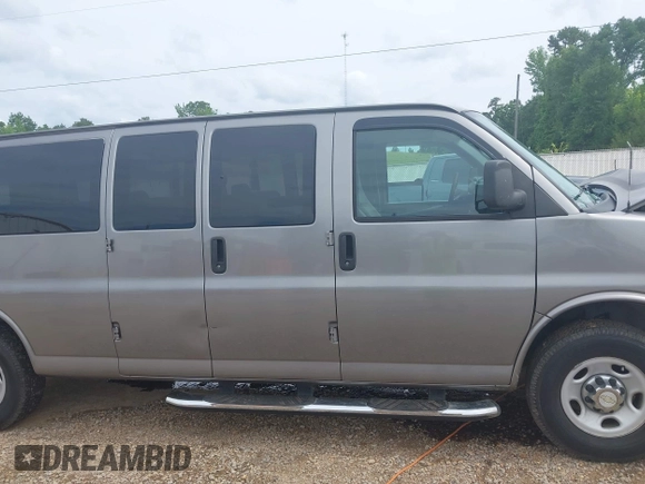 2012 Chevrolet Express Passenger 1LT z VIN 1GAZG1FAXC1179373, wystawiony jako IAAI lot #42348209 z przebiegiem 112 719 mil mil oraz . Historia ofert i sprzedaży dostępna na DreamBid. Obrazek 14.