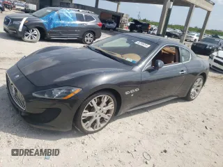 2014 Maserati GranTurismo Sport z VIN ZAM45VLA5E0086834, wystawiony jako Copart lot #46795014 z przebiegiem Nie podano mil oraz Szkoda całkowita • Salvage title. Historia ofert i sprzedaży dostępna na DreamBid. Obrazek 1.