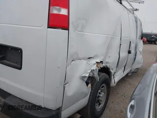2023 Chevrolet Express Cargo z VIN 1GCWGAFP0P1104007, wystawiony jako IAAI lot #41433813 z przebiegiem 80 352 mil mil oraz . Historia ofert i sprzedaży dostępna na DreamBid. Obrazek 4.