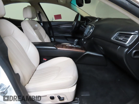 2014 Maserati Ghibli S Q4 z VIN ZAM57RTA7E1094580, wystawiony jako Copart lot #52009445 z przebiegiem 79 463 mil mil oraz Szkoda całkowita • Salvage title. Historia ofert i sprzedaży dostępna na DreamBid. Obrazek 5.