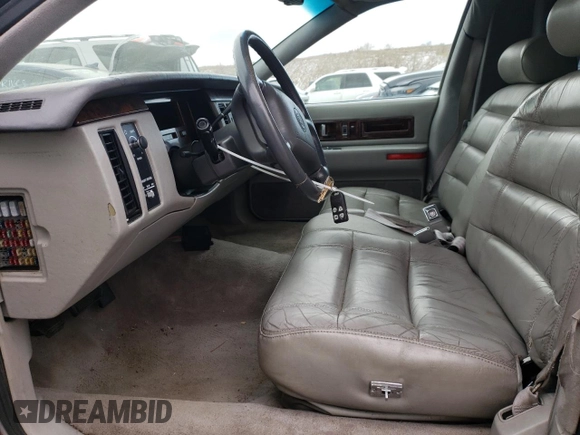 1995 Cadillac Fleetwood z VIN 1G6DW52P7SR707766, wystawiony jako Copart lot #88814915 z przebiegiem 140 958 mil mil oraz Czysty tytuł • Clean title. Historia ofert i sprzedaży dostępna na DreamBid. Obrazek 7.