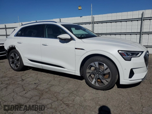 2021 Audi e-tron Prestige z VIN WA1VAAGE8MB040051, wystawiony jako Copart lot #46356155 z przebiegiem 33 501 mil mil oraz Szkody całkowita. Historia ofert i sprzedaży dostępna na DreamBid. Obrazek 4.