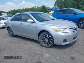 2011 Toyota Camry LE z VIN 4T1BF3EK7BU708322, wystawiony jako IAAI lot #42211553 z przebiegiem 117 741 mil mil oraz . Historia ofert i sprzedaży dostępna na DreamBid. Obrazek 1.