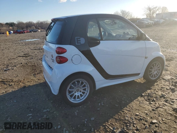2013 Smart fortwo Passion z VIN WMEEJ9AA3DK715705, wystawiony jako Copart lot #50161425 z przebiegiem 22 667 mil mil oraz Tytuł czysty. Historia ofert i sprzedaży dostępna na DreamBid. Obrazek 3.
