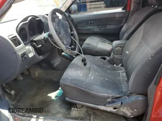 2002 Nissan Frontier XE z VIN 1N6ED29Y12C388949, wystawiony jako Copart lot #55235875 z przebiegiem 212 944 mil mil oraz Szkody całkowita. Historia ofert i sprzedaży dostępna na DreamBid. Obrazek 7.