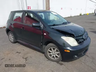 2005 Scion xA z VIN JTKKT604750110100, wystawiony jako IAAI lot #41980237 z przebiegiem 59 955 mil mil oraz . Historia ofert i sprzedaży dostępna na DreamBid. Obrazek 1.
