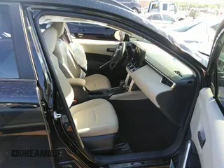 2023 Toyota Corolla Cross LE z VIN 7MUCAAAG4PV043720, wystawiony jako IAAI lot #36955746 z przebiegiem Nie podano mil oraz . Historia ofert i sprzedaży dostępna na DreamBid. Obrazek 5.