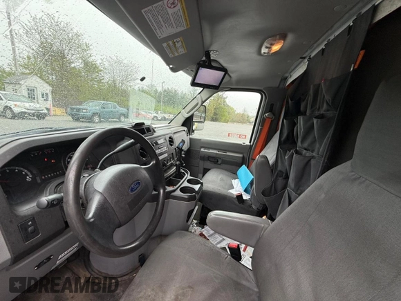 2019 Ford Econoline Commercial z VIN 1FDXE4FS8KDC19277, wystawiony jako Copart lot #56847115 z przebiegiem 142 505 mil mil oraz Tytuł czysty. Historia ofert i sprzedaży dostępna na DreamBid. Obrazek 6.