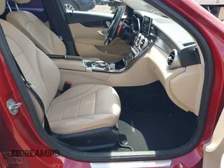 2017 Mercedes-Benz C 300 z VIN 55SWF4KB7HU231035, wystawiony jako IAAI lot #42057097 z przebiegiem 58 123 mil mil oraz . Historia ofert i sprzedaży dostępna na DreamBid. Obrazek 5.