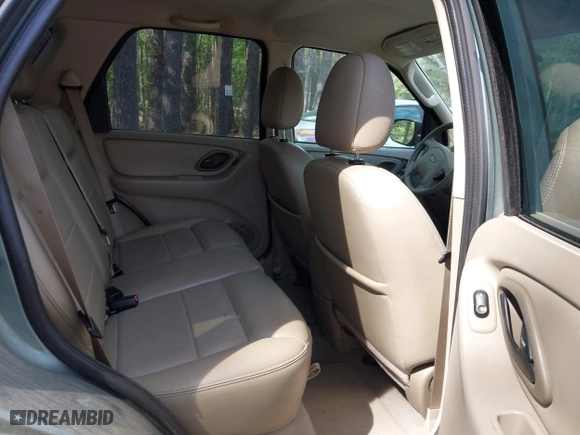 2005 Ford Escape XLT with VIN 1FMYU93105DA09261, listed as a IAAI auction lot 42043063 with 92,203 mi miles. Bid and sale history available at carsss.com. Image 8.