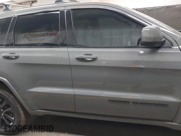 2020 Jeep Grand Cherokee Altitude z VIN 1C4RJFAG0LC163818, wystawiony jako IAAI lot #42009857 z przebiegiem 77 843 mil mil oraz . Historia ofert i sprzedaży dostępna na DreamBid. Obrazek 13.