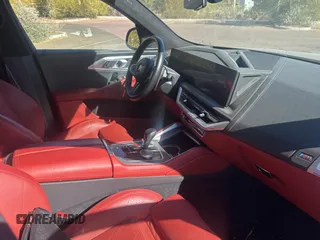 2023 BMW XM z VIN 5YM23CS05P9S15319, wystawiony jako Copart lot #44236315 z przebiegiem 14 919 mil mil oraz Czysty tytuł • Clean title. Historia ofert i sprzedaży dostępna na DreamBid. Obrazek 5.