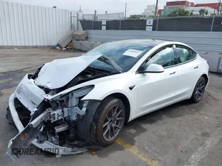 2021 Tesla Model 3 Standard Range Plus z VIN 5YJ3E1EA5MF941392, wystawiony jako IAAI lot #41888597 z przebiegiem 111 617 mil mil oraz . Historia ofert i sprzedaży dostępna na DreamBid. Obrazek 2.