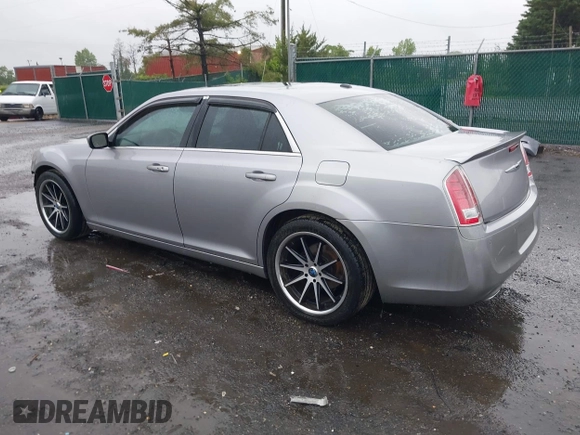2013 Chrysler 300 S z VIN 2C3CCABT5DH660784, wystawiony jako IAAI lot #42308116 z przebiegiem 150 587 mil mil oraz . Historia ofert i sprzedaży dostępna na DreamBid. Obrazek 3.