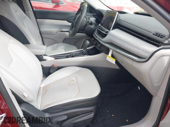 2022 Jeep Compass Latitude with VIN 3C4NJCBB2NT139933, listed as a IAAI auction lot 41886634 with 28,144 mi miles and . Bid and sale history available at DreamBid. Image 5.