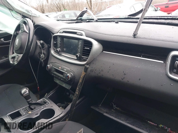 2019 Kia Sorento LX z VIN 5XYPGDA33KG537484, wystawiony jako IAAI lot #41441778 z przebiegiem 99 170 mil mil oraz . Historia ofert i sprzedaży dostępna na DreamBid. Obrazek 5.