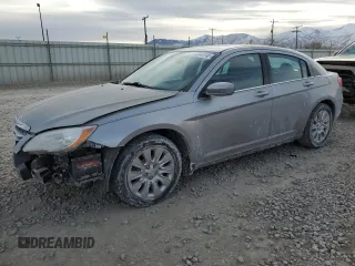 2014 Chrysler 200 LX z VIN 1C3CCBABXEN125294, wystawiony jako Copart lot #42043745 z przebiegiem 159 032 mil mil oraz Szkoda całkowita • Salvage title. Historia ofert i sprzedaży dostępna na DreamBid. Obrazek 1.
