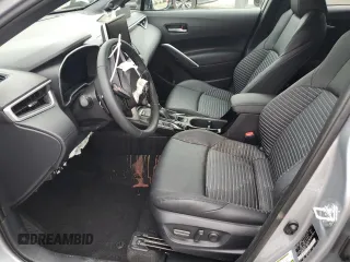 2025 Toyota Corolla Cross Hybrid S z VIN 7MUFBABG2SV063420, wystawiony jako Copart lot #57410955 z przebiegiem 2952 mil mil oraz Szkody całkowita. Historia ofert i sprzedaży dostępna na DreamBid. Obrazek 7.