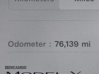 2021 Tesla Model Y Performance z VIN 5YJYGDEFXMF240246, wystawiony jako IAAI lot #42042951 z przebiegiem 76 139 mil mil oraz . Historia ofert i sprzedaży dostępna na DreamBid. Obrazek 15.