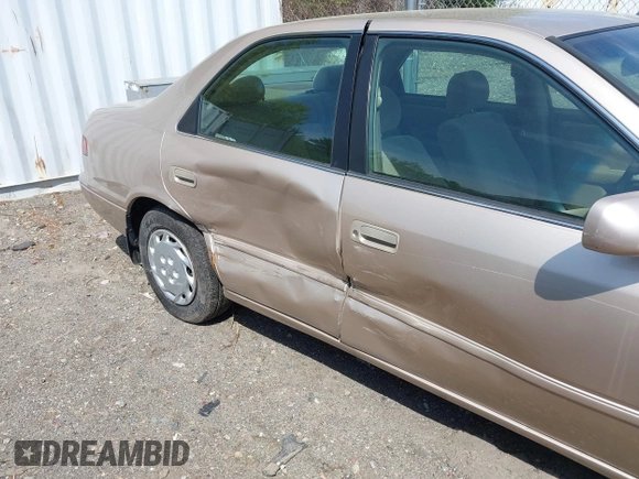 1997 Toyota Camry LE z VIN 4T1BG22K3VU808174, wystawiony jako IAAI lot #42237077 z przebiegiem 100 049 mil mil oraz . Historia ofert i sprzedaży dostępna na DreamBid. Obrazek 6.