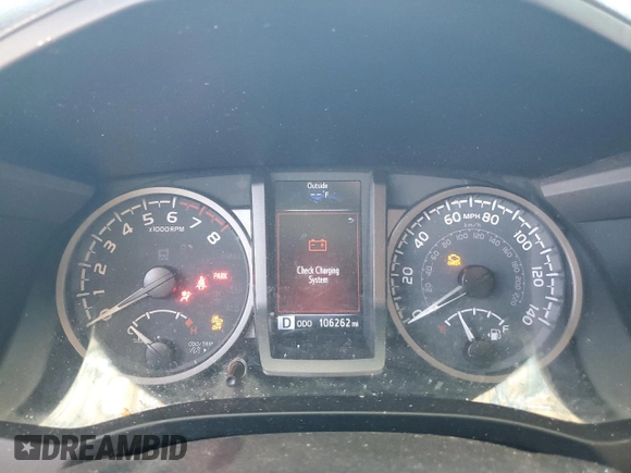2020 Toyota Tacoma SR5 z VIN 3TMCZ5AN6LM310360, wystawiony jako Copart lot #55726645 z przebiegiem 106 262 mil mil oraz Szkoda całkowita • Salvage title. Historia ofert i sprzedaży dostępna na DreamBid. Obrazek 9.