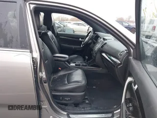 2014 Kia Sorento SX z VIN 5XYKWDA74EG538342, wystawiony jako IAAI lot #41972438 z przebiegiem 157 910 mil mil oraz . Historia ofert i sprzedaży dostępna na DreamBid. Obrazek 5.