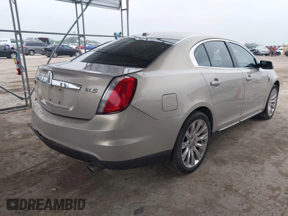 2009 Lincoln MKS z VIN 1LNHM93R39G634750, wystawiony jako IAAI lot #42179995 z przebiegiem 166 151 mil mil oraz . Historia ofert i sprzedaży dostępna na DreamBid. Obrazek 4.