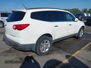 2012 Chevrolet Traverse 1LT z VIN 1GNKVGEDXCJ204602, wystawiony jako IAAI lot #41943724 z przebiegiem 151 118 mil mil oraz . Historia ofert i sprzedaży dostępna na DreamBid. Obrazek 4.