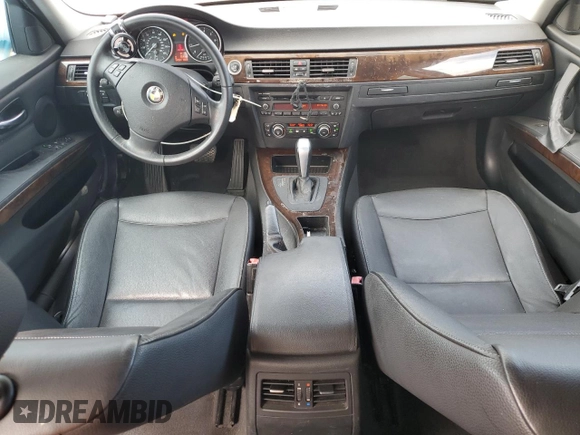 2011 BMW 3 Series 328i z VIN WBAPH5C58BA444037, wystawiony jako Copart lot #62957135 z przebiegiem 107 591 mil mil oraz Szkoda całkowita • Salvage title. Historia ofert i sprzedaży dostępna na DreamBid. Obrazek 8.