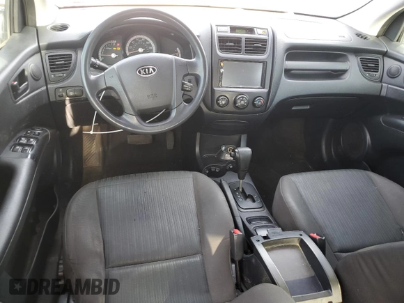2010 Kia Sportage LX z VIN KNDKG3A46A7722489, wystawiony jako Copart lot #57530485 z przebiegiem 258 368 mil mil oraz Czysty tytuł • Clean title. Historia ofert i sprzedaży dostępna na DreamBid. Obrazek 8.