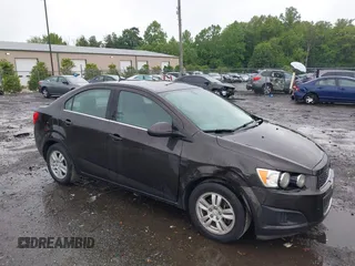 2014 Chevrolet Sonic LT z VIN 1G1JC5SH6E4243834, wystawiony jako IAAI lot #42303342 z przebiegiem 154 807 mil mil oraz . Historia ofert i sprzedaży dostępna na DreamBid. Obrazek 1.