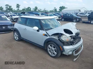 2011 MINI Hardtop z VIN WMWSU3C5XBT092450, wystawiony jako IAAI lot #42409929 z przebiegiem 168 528 mil mil oraz . Historia ofert i sprzedaży dostępna na DreamBid. Obrazek 1.