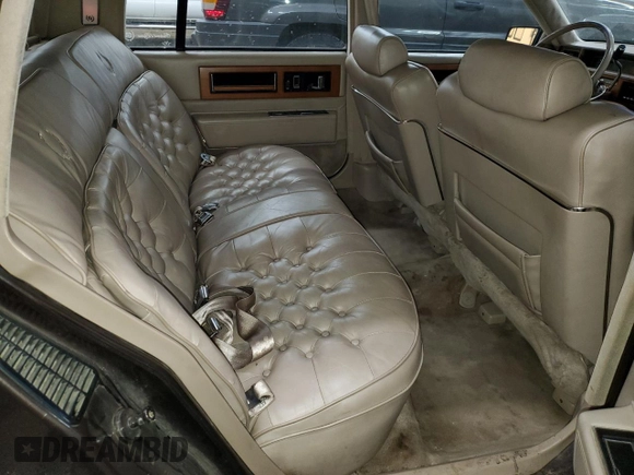 1988 Cadillac Fleetwood z VIN 1G6CB5152J4260475, wystawiony jako Copart lot #81801344 z przebiegiem 132 804 mil mil oraz Czysty tytuł • Clean title. Historia ofert i sprzedaży dostępna na DreamBid. Obrazek 10.