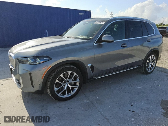 2024 BMW X5 xDrive40i z VIN 5UX23EU05R9T53848, wystawiony jako Copart lot #56057905 z przebiegiem 45 572 mil mil oraz Tytuł czysty. Historia ofert i sprzedaży dostępna na DreamBid. Obrazek 1.