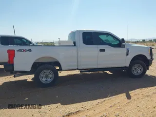 2017 Ford F-250 XLT с VIN 1FT7X2B61HEC10144, выставлен на аукционе IAAI как лот 42256812 с пробегом 123 380 миль миль и . История ставок и продаж доступна на DreamBid. Изображение 13.