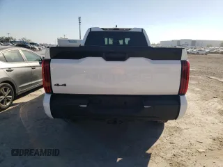 2022 Toyota Tundra SR z VIN 5TFKB5DA6NX016110, wystawiony jako Copart lot #41285993 z przebiegiem 68 mil mil oraz . Historia ofert i sprzedaży dostępna na DreamBid. Obrazek 6.