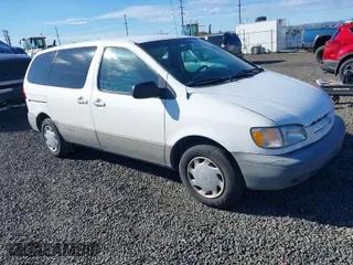 2000 Toyota Sienna CE with VIN 4T3ZF19C3YU189677, listed as a IAAI auction lot 41803833 with 201,661 mi miles. Bid and sale history available at carsss.com. Image 1.