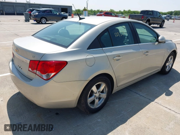 2014 Chevrolet Cruze 1LT z VIN 1G1PC5SB6E7196812, wystawiony jako IAAI lot #42393427 z przebiegiem 120 376 mil mil oraz . Historia ofert i sprzedaży dostępna na DreamBid. Obrazek 4.