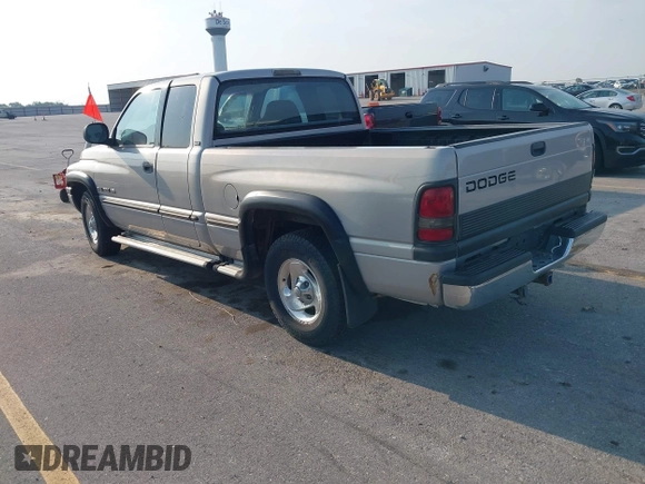 1998 Dodge 1500 z VIN 1B7HC13Y7WJ121175, wystawiony jako IAAI lot #42380600 z przebiegiem 108 539 mil mil oraz . Historia ofert i sprzedaży dostępna na DreamBid. Obrazek 3.
