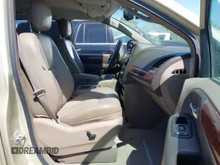 2011 Chrysler Town & Country Touring L with VIN 2A4RR8DG6BR781922, listed as a IAAI auction lot 42042313 with 155,612 mi miles and . Bid and sale history available at carsss.com. Image 5.