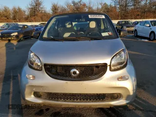 2019 Smart fortwo Pure z VIN WMEFJ9BA0KK368446, wystawiony jako Copart lot #85898494 z przebiegiem Nie podano mil oraz Tytuł czysty. Historia ofert i sprzedaży dostępna na DreamBid. Obrazek 5.