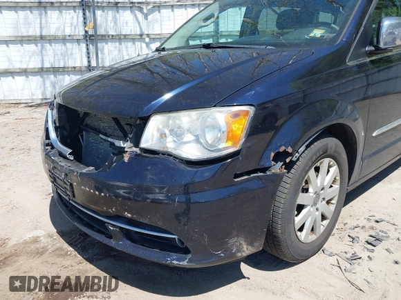 2011 Chrysler Town & Country Touring L z VIN 2A4RR8DG0BR630879, wystawiony jako IAAI lot #42217815 z przebiegiem 175 568 mil mil oraz . Historia ofert i sprzedaży dostępna na DreamBid. Obrazek 6.
