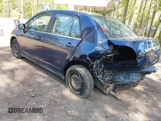 2008 Nissan Versa S z VIN 3N1BC11E08L459840, wystawiony jako IAAI lot #42070824 z przebiegiem 38 686 mil mil oraz . Historia ofert i sprzedaży dostępna na DreamBid. Obrazek 3.