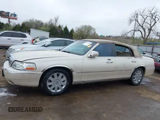 2003 Lincoln Town Car Cartier z VIN 1LNHM83W03Y656352, wystawiony jako IAAI lot #41898985 z przebiegiem 112 712 mil mil oraz . Historia ofert i sprzedaży dostępna na DreamBid. Obrazek 14.